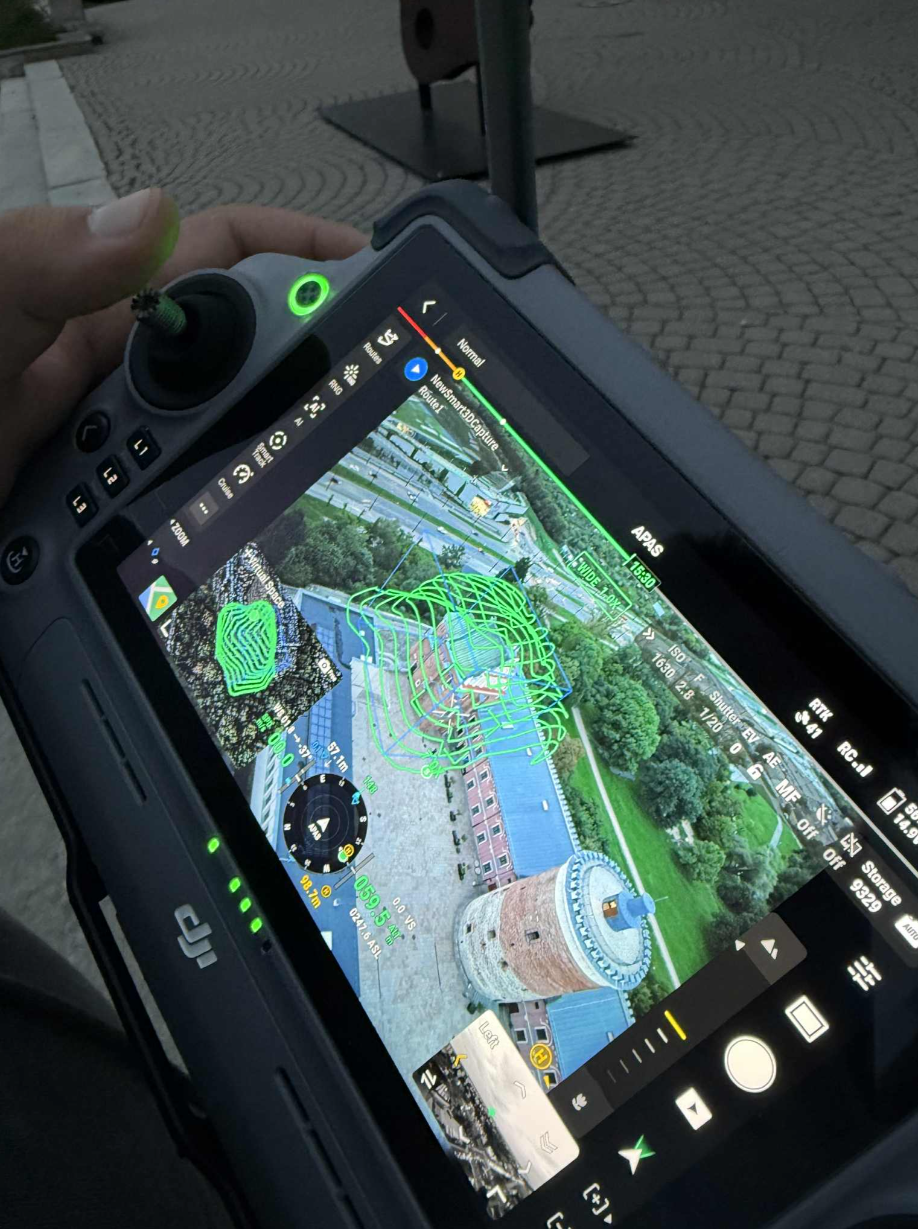 Dron wykonujący oblot fotogrametryczny nad Kaplicą Trójcy Świętej