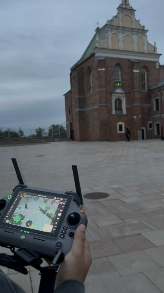 Dron w trakcie pozyskiwania zdjęć do fotogrametrii